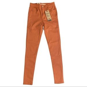 NWT Levi’s 720 High Rise Super Skinny Hypersoft Pants
